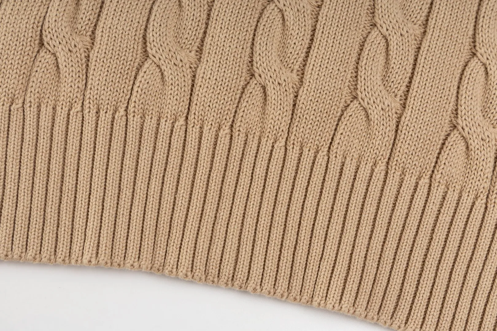 P236 #R92 RALPH LAUREN Ralph Lauren fifteen colors classic small label embroidery logo turtleneck pullover half-zip knitted cable sweater with high-density LOGO embroidery on the chest and original customized tag accessories. Made of pure cotton yarn, pure cotton is skin-friendly and comfortable, small label war horse embroidered twist turtleneck sweater 🐎 high quality, follow the blogger to learn how to wear it! Let’s buy a Ralph Lauren cable sweater. It’s a super hard-to-find series after it became popular. It’s hard to find one on the official website. It’s simple and practical to wear, with a lazy and loose feel. The thickened fabric has more texture, feels soft and delicate, and has a loose fit. Whether worn alone or layered, you can wear different styles of fashion with just one piece!   Size：XS S M L